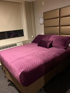 Classic Queen Bed w/ microwave and fridge Photo 2
